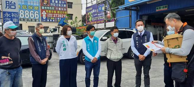 名间乡长陈翰立（右二）等人，抗议高公局春节期间封闭名间交流道。（名间乡公所提供／廖志晃南投传真）