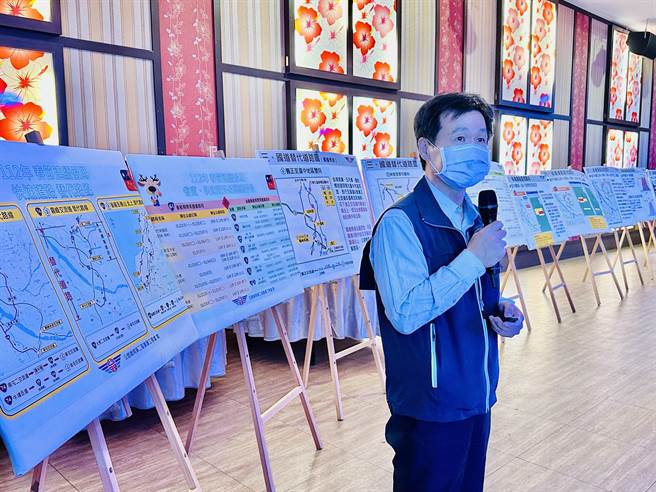 南投监理站站长黄永松，说明春节连假期间疏运情形。（廖志晃摄）