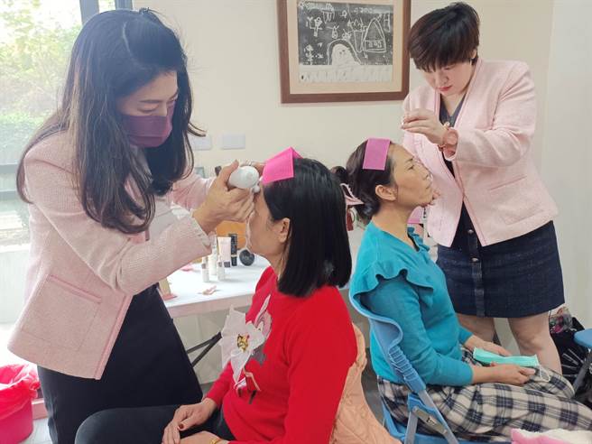 企業關心雲林縣偏鄉弱勢家庭，免費美容課讓媽媽們亮麗迎新春。（雲林家扶提供／張朝欣雲林傳真）