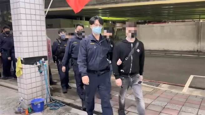 新北三重有名父亲发现女儿偷偷和学长出门，撂友人将学长痛殴一顿并砸车，全部被警方逮捕带回。（黄敬文翻摄）