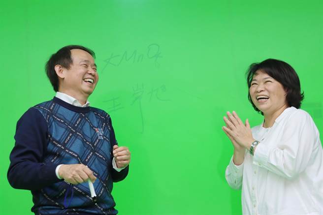 都曾当过老师、拿过粉笔，嘉义市长黄敏惠、锦田云端科技股分有限公司董事长王崇旭体验用数位笔写字。（吕妍庭摄）