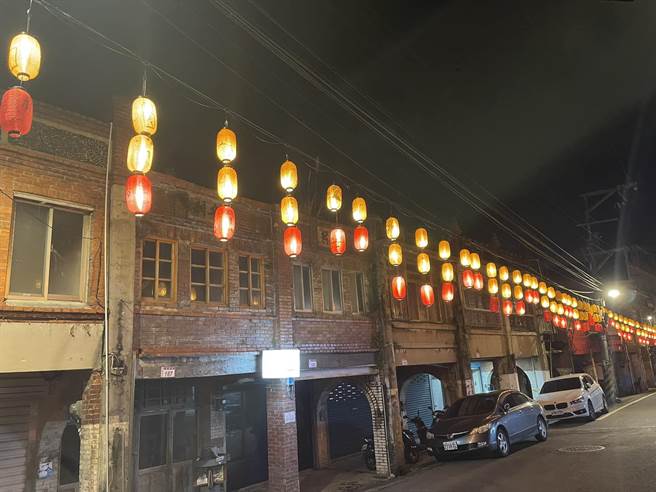 富岡民眾發現，信義街上的燈籠是三長兩短的編排設計。（民眾提供／蔡明亘桃園傳真）