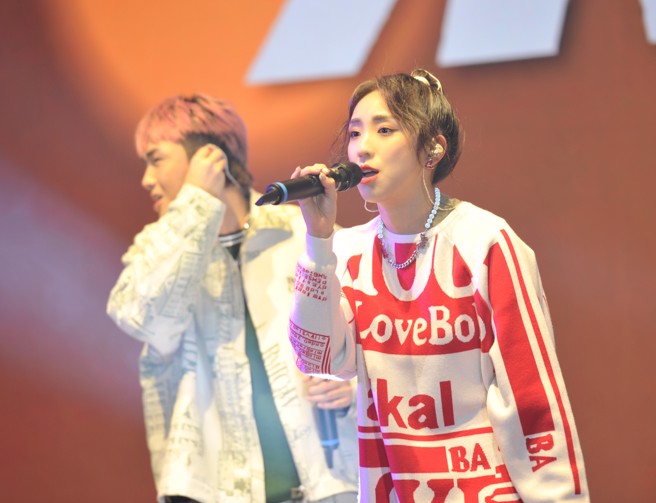 梁舒涵與師兄B.T.O.D超越男孩演唱新歌，與現場永慶夥伴一起同歡。(照片來源/永慶房產集團)