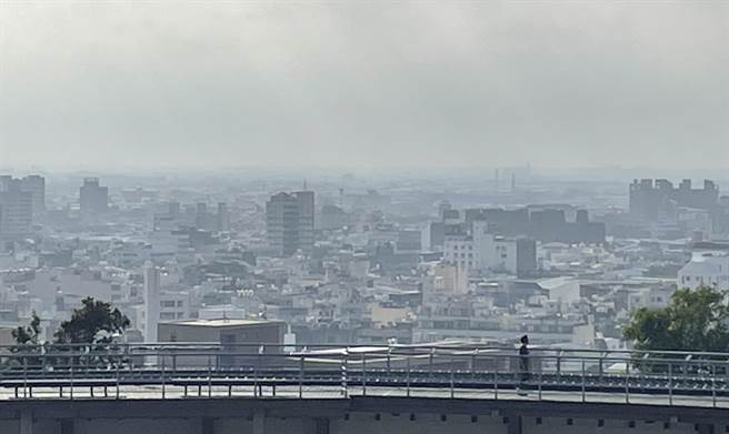 由于高压迴流扩散条件差，中部今日空品区为「橘色提醒」等级。（示意图／资料照，吴敏菁摄）