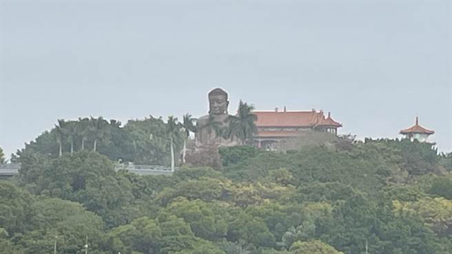 雾锁大佛，空品持续拉警报。（吴敏菁摄）