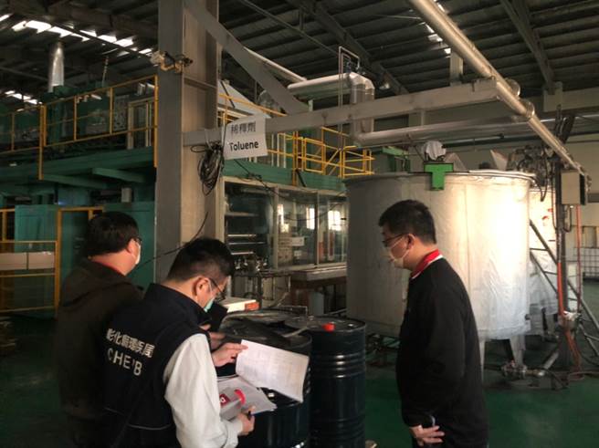 空品持续拉警报，彰化县环保局强化稽查「玩真的」，针对固定污染源，已对3家工厂依法开罚，累计35万元。（彰化县环保局提供／吴敏菁传真）