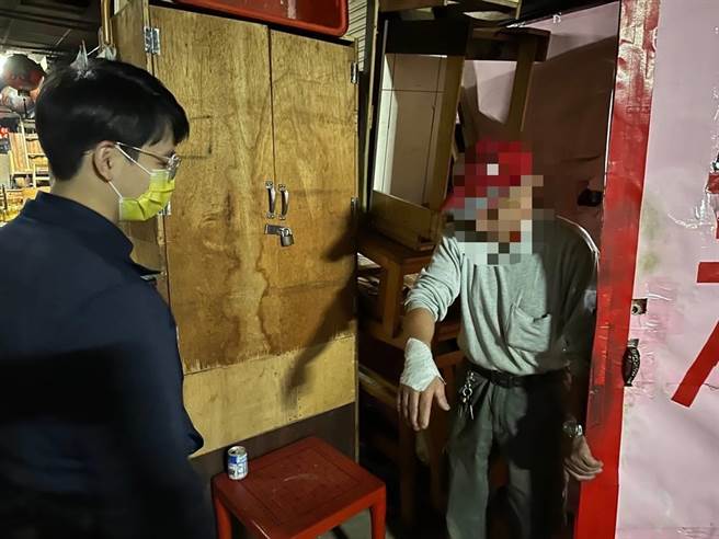 北市警大安分局瑞安街派出所员警罗子恩，前往吴翁住处探视关怀。(翻摄照片／林郁平台北传真）