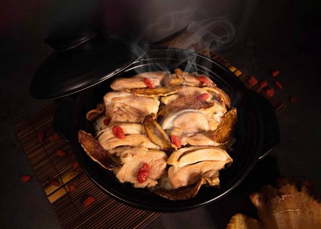 「酒香麻油雞煨飯」將麻油雞酒入菜，3人份880元加1成。(北投麗禧溫泉酒店提供)
★《中時新聞網》關心您：飲酒過量，有礙健康。酒後不開車，安全有保障！