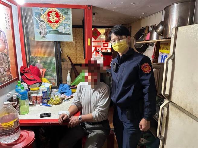 北市警大安分局瑞安街派出所员警罗子恩，前往吴翁住处探视关怀。(翻摄照片／林郁平台北传真）