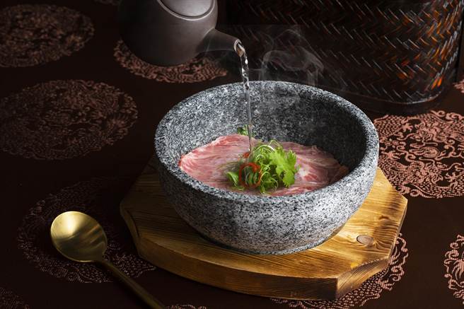 「麗禧桑拿牛湯」曾創造出每5人(次)即有1人點餐的盛況，是餐廳的搶手湯品。(北投麗禧溫泉酒店提供)