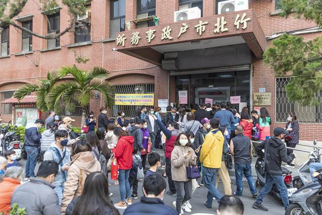 竹北市將發6000元紓困金，12日入戶籍就能領取，造成竹北市戶政事務所入籍民眾大排長龍「搶6千」。（羅浚濱攝）