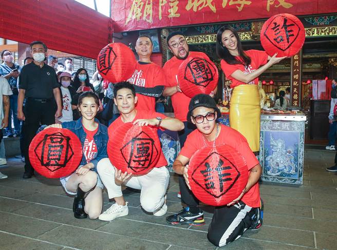 邰智源（后排左起）、叶天伦、隋棠；卢以恩（前排左起）、蓝钧天、屁孩12日为《诈团圆》赴年货大街宣传，（左起）。（粘耿豪摄）
