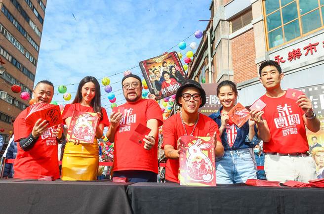 《诈团圆》演员、导演现身年货大街，发红包扫街宣传电影。（粘耿豪摄）