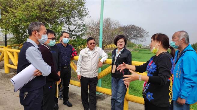 台中雾峰泉水埤生态园区泉水淤积杂草蔓延，市议员张芬郁12日邀请行政院农委会农田水利署会勘现场，希望集结公部门和当地居民的力量，共同恢復泉水埤昔日风貌。（张芬郁服务处提供／潘虹恩台中传真）