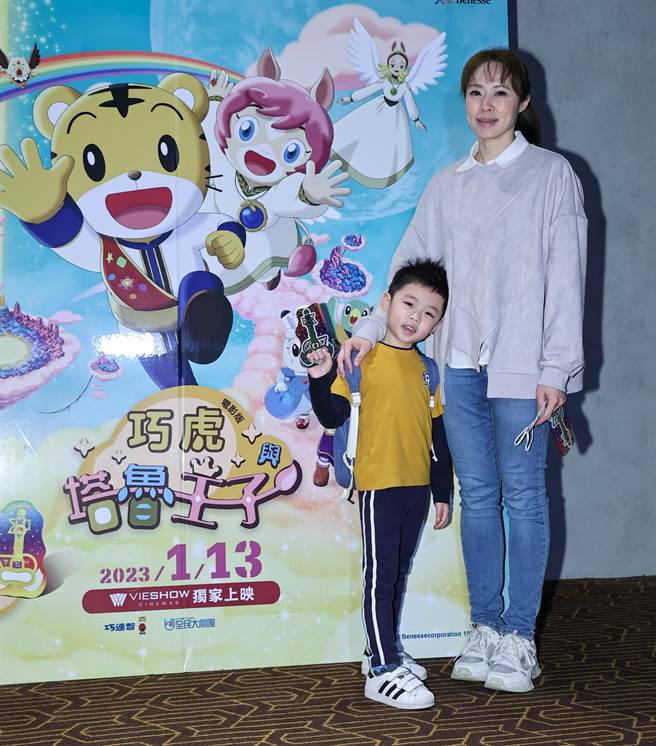 洪百榕12日带着4岁小儿子乖宝参加《巧虎与塔鲁王子》首映会。（罗永铭摄）