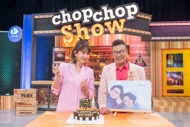 Melody（左）收到翻玩日剧《First Love 初恋》的月历，男主角竟是沈玉琳。（TVBS提供）