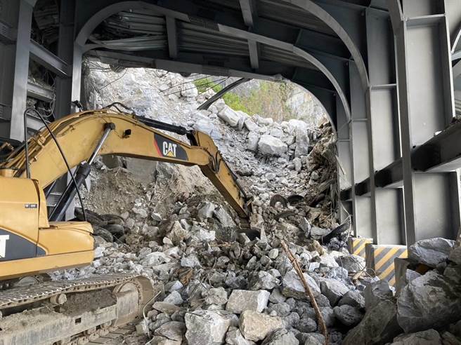 大清水隧道南口明隧道处大量坍方，中间有一句大石块，需要破碎清除逐步开挖。（公路总局提供）