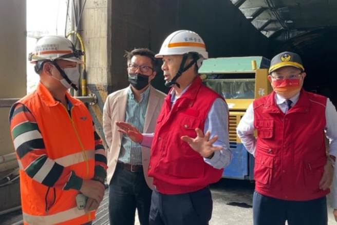 内政部灾害应变中心副指挥官陈宗彦到达现场关心抢修进度。（行政院东办提供）