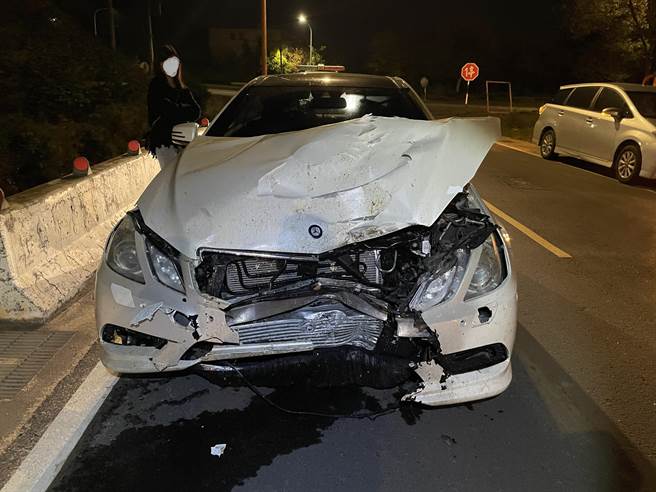金门地区清晨发生一起死亡车祸，肇事的宾士车车头严重毁损，经查驾驶为酒驾酿祸。(图／警方提供)