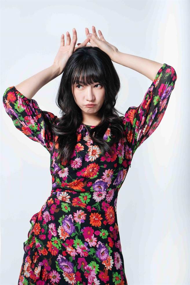 李杏以一身酒红印花小洋装搭配Qeelin Wulu黄K金钻石项炼，搭配兔宝宝手势相当可爱。Qeelin Wulu 18K玫瑰金钻石项炼47万2000元。（摄影石智中，服装提供Penny Black）