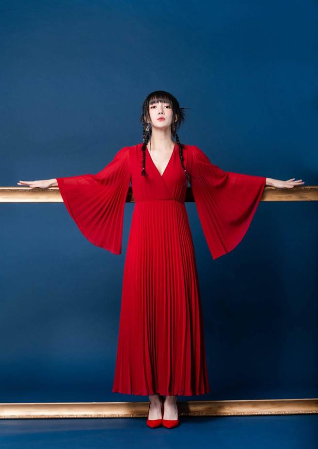 李杏以一身红色纱质礼服搭配Qeelin Wulu长版项炼和玫瑰金镶钻红宝石耳环，相当讨喜。Qeelin Wulu Mini Sautoir 18K玫瑰金项炼3万9000元、Wulu Garden玫瑰金红宝石耳环43万2000元。（摄影石智中，服装提供iBlues）