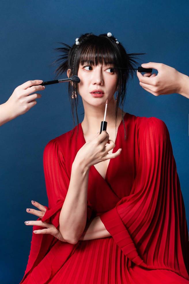 李杏以一身红色纱质礼服搭配Qeelin Wulu长版项炼和玫瑰金镶钻红宝石耳环，相当讨喜。Qeelin Wulu Mini Sautoir 18K玫瑰金项炼3万9000元、Wulu Garden玫瑰金红宝石耳环43万2000元。（摄影石智中，服装提供iBlues）