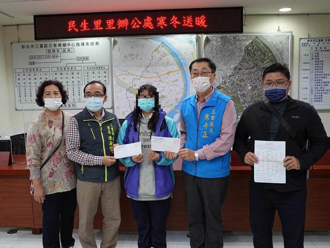 梁姓少女收到三重區長陳奇正（右2）以及民生里長陳海順（左2）給予的善款。（黃敬文攝）
