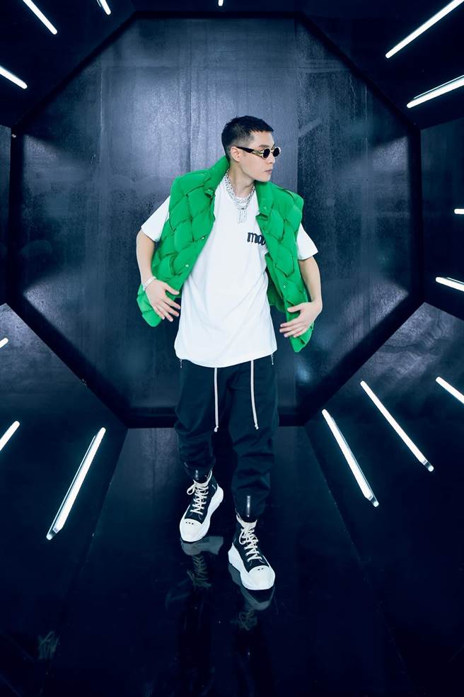 周湯豪於《什麼都不必說》MV以鸚鵡綠背心潮流現身，單品被粉絲大讚直呼要買同款，鸚鵡綠編織羽絨背心10萬8500元。（摘自周湯豪臉書） 