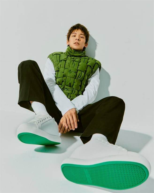 林柏宏於個人社群上分享身穿Bottega Veneta編織背心以及Pillow小白鞋的穿搭照，獲許多粉絲好評，辣椒綠編織羽絨背心，9萬9400元。（摘自林柏宏臉書）
