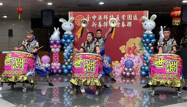 今天参加人员可观赏世渊龙狮演艺团的战鼓表演，增添新春欢乐气氛。(中港分处提供)