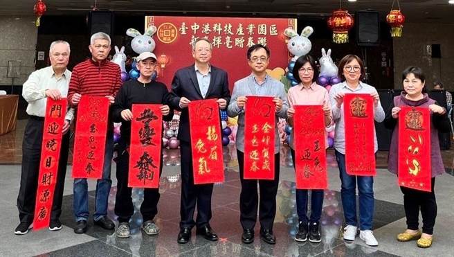 今天参加人员可观赏世渊龙狮演艺团的战鼓表演，增添新春欢乐气氛。(中港分处提供)