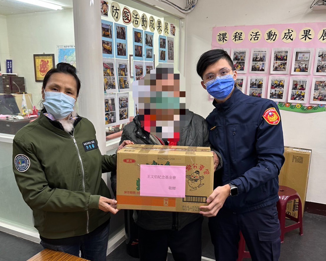 同德派出所會同南港區百福里里長李雯馨及王文佰基金會，攜手合作寒冬送暖、深入社區關懷轄內之弱勢家庭，期盼整合各界力量雪中送炭，援助貧困民眾渡過寒冬。(警方提供)