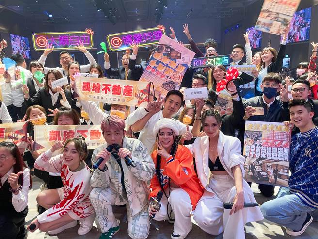 梁舒涵（左起）、张龙、夏沐、吕婕菲、子贤日前一同受邀在尾牙演出，气氛热闹。（宽宽整合行销提供）