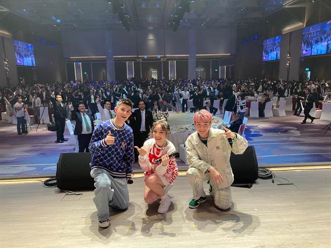 子贤（左起）、梁舒涵、夏沐日前在高雄尾牙演出，默契十足。（宽宽整合行销提供）