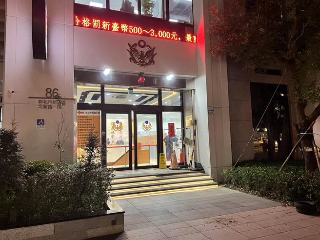 新店分局杨姓警员脸部遭划伤。（警方提供）