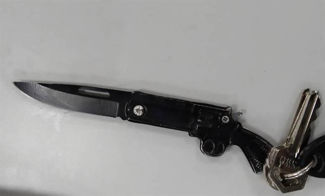 新店分局杨姓警员脸部遭划伤。（警方提供）