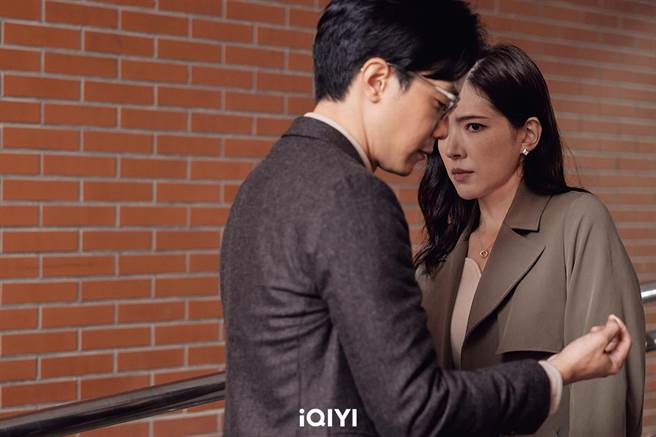 薛仕凌求爱许玮宁遭拒，从阳光暖男反转成恐怖情人。（爱奇艺国际站提供）