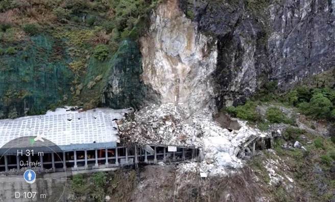 台9线苏花公路159.3公里处大清水隧道12日凌晨边坡突然大规模坍方，花东交通黑暗期再度降临。（公路总局提供）