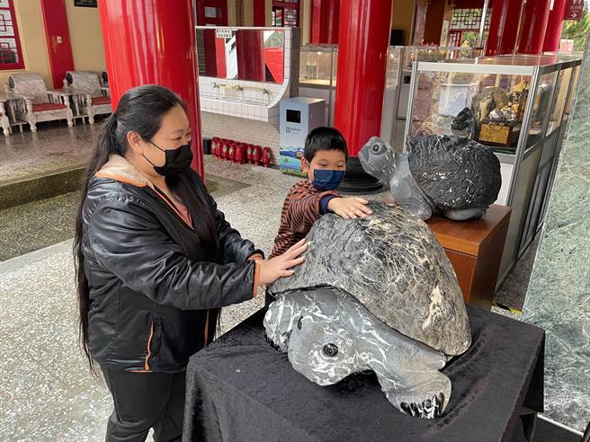 日月潭文武庙将从18日至2月28月举行「台湾原石文创平安龟展」。（杨静茹摄）