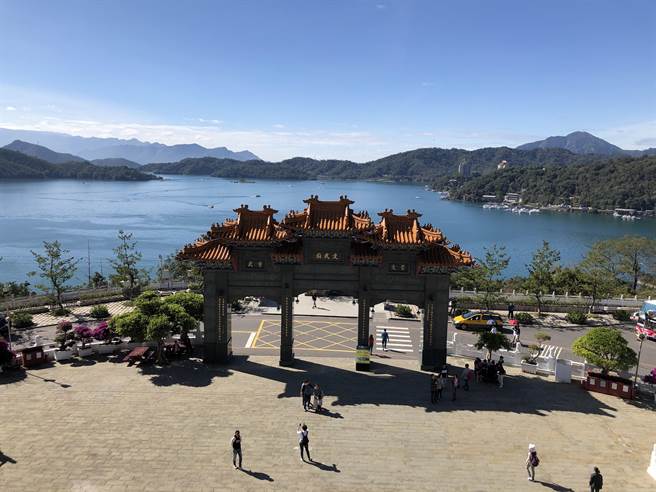 日月潭文武庙春节期间举行掷筊博平安龟比赛，提供49只平安龟石雕艺术品与信眾结缘。（杨静茹摄）