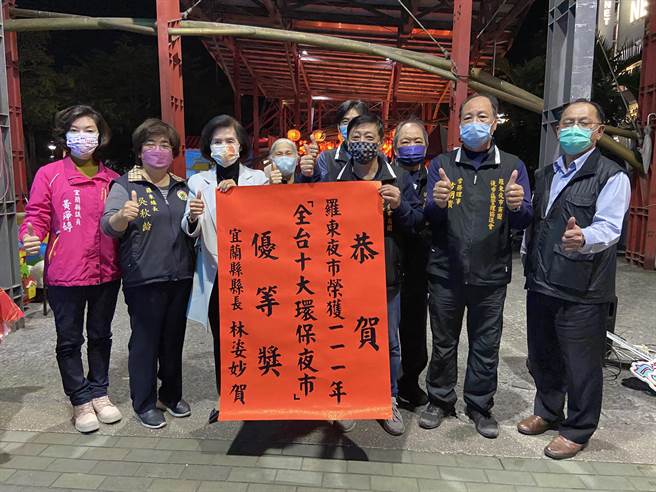 宜蘭縣長林姿妙（左3）12日晚上特地前往羅東夜市致贈紅榜祝賀。（吳佩蓉攝）