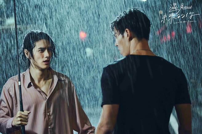 張碩航（左）、王肇緯（右）冒著低溫拍雨戲。（圖／LINE TV提供）