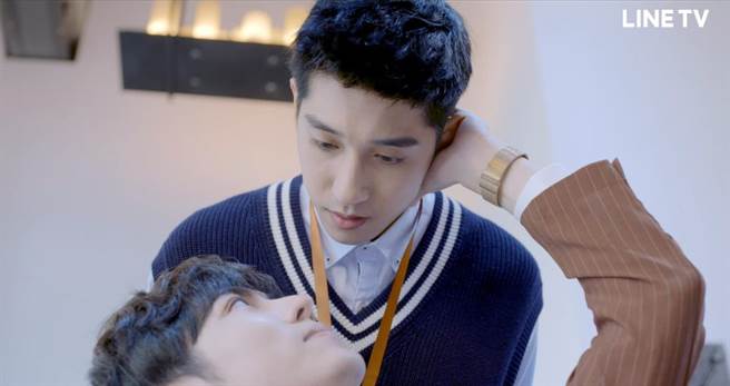 陳璽安（前）、徐韜（後）氛圍曖昧。（圖／擷取自LINE TV）