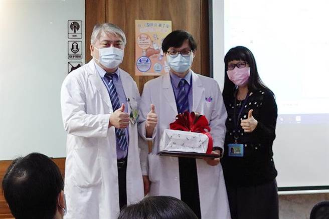 在农历春节前，高雄市立民生医院院长顏家祺特地于院务会议公开表扬民生医院泌尿科主任蔡秀男医师，期许同仁们俨守纪律及医德。（高雄市立民生医院提供）