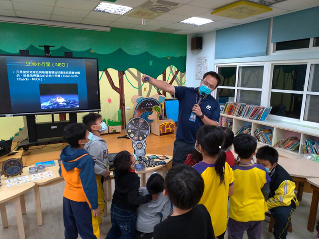 「校园天文学家」前进南化国小分享。(图／臺南市教育局)

