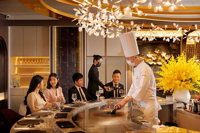 「乐葵法式铁板烧」用餐环境堪比五星级饭店，装潢时尚气派。(新天地餐饮集团提供)