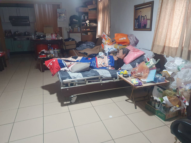 桃園1名13歲國中生父親日前病逝，籌不出喪葬費用，他還得獨自照顧車禍受傷臥床的阿嬤，祖孫倆僅靠低收補助過日子。（蘆竹分局提供）