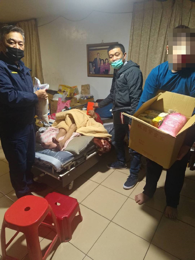 桃園1名13歲國中生父親日前病逝，籌不出喪葬費用，他還得獨自照顧車禍受傷臥床的阿嬤，祖孫倆僅靠低收補助過日子。（蘆竹分局提供）