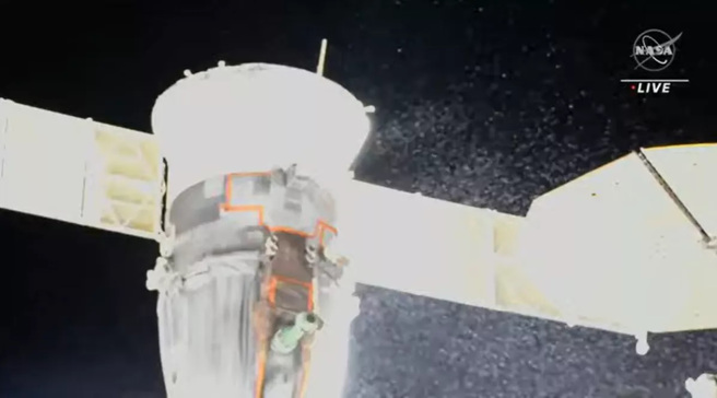 MS-22太空船的冷却剂外泄，散布在太空中如同雪花一样。(图/NASA)