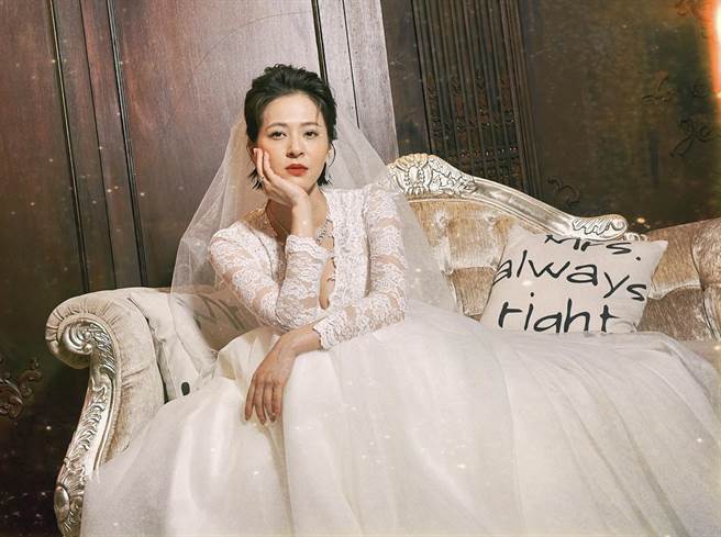 苏晏霈第15次为戏披婚纱。（民视提供）